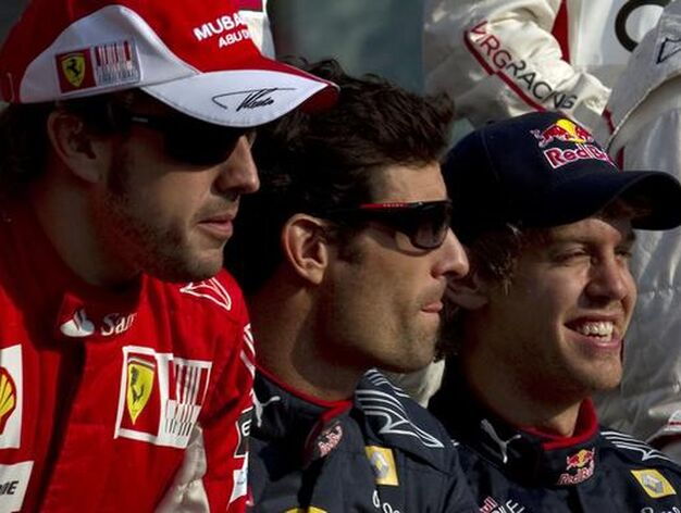 Fernando Alonso, Mark Webber y Sebastian Vettel, en la tradicional foto de familia de los pilotos al final de temporada.

Foto: Reuters