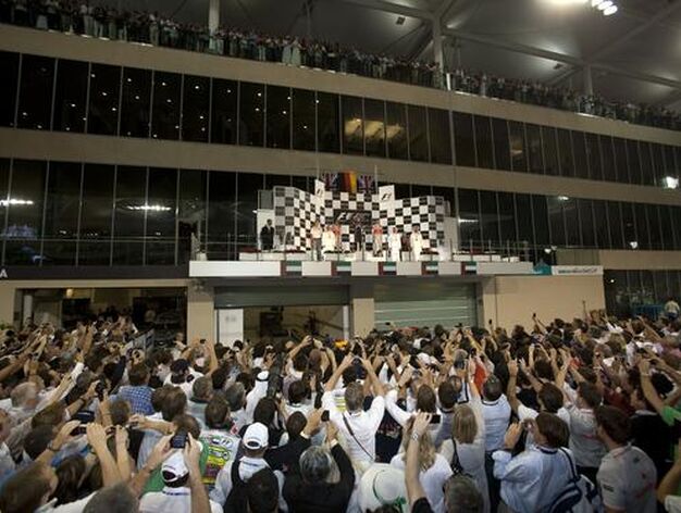A lo lejos, el podio del Gran Premio de Abu Dhabi.

Foto: Reuters