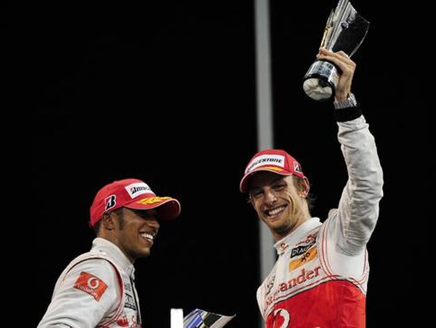 Lewis Hamilton y Jenson Button completaron el podio de Abu Dhabi.

Foto: AFP Photo