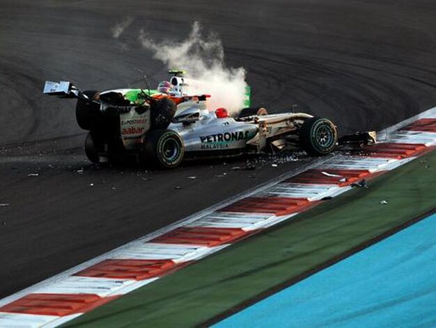 El Force India de Liuzzi impacta contra el Mercedes de Schumacher en Abu Dhabi.

Foto: AFP Photo