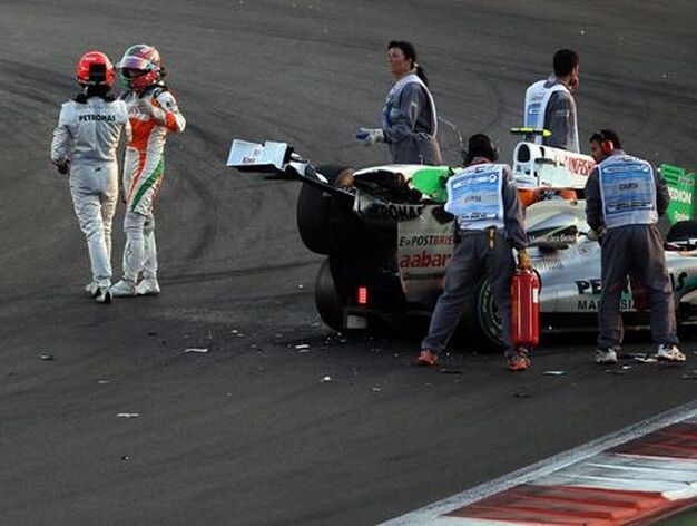 El Force India de Liuzzi impacta contra el Mercedes de Schumacher en Abu Dhabi.

Foto: AFP Photo