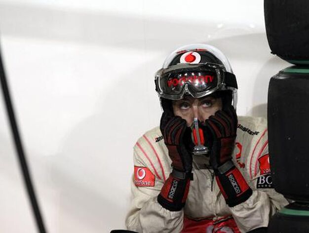 Un mec&aacute;nico de McLaren sigue el Gran Premio de Abu Dhabi.

Foto: Reuters