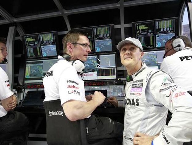 Michael Schumacher sigue la carrera desde el muro de Mercedes tras su accidente.

Foto: Reuters