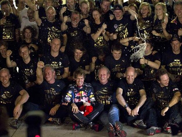 Sebastian Vettel celebra en Abu Dhabi su t&iacute;tulo mundial con el equipo Red Bull.

Foto: Reuters