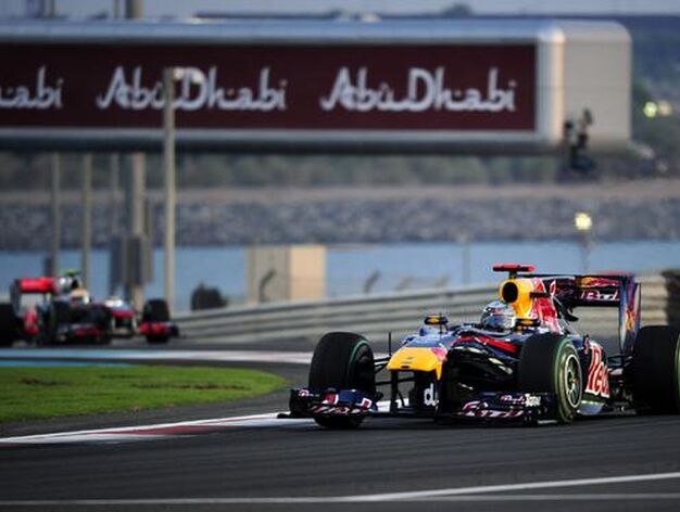 Sebastian Vettel, perseguido por Lewis Hamilton.

Foto: AFP Photo