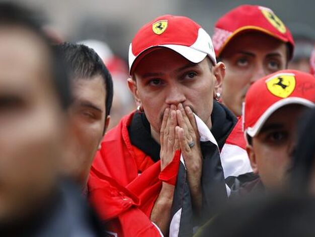 Seguidores de Ferrari siguen el GP de Abu Dhabi.

Foto: Reuters