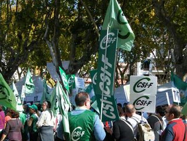 Miles de funcionarios se manifestaron desde la Alameda de H&eacute;rcules hasta el Parlamento andaluz contra el decreto de la Junta bajo el lema 'Defiendo mi derecho y la gesti&oacute;n p&uacute;blica'.