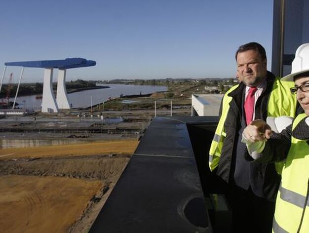 La nueva esclusa del Puerto de Sevilla, construida por los astilleros tras una inversi&oacute;n p&uacute;blica que supera los 160 millones de euros, est&aacute; ya en funcionamiento.

Foto: Jos&eacute; &Aacute;ngel Garc&iacute;a