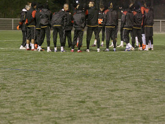 Los jugadores del Sevilla charlan durante el entrenamiento.

Foto: Philippe Gerard (FP Sport)