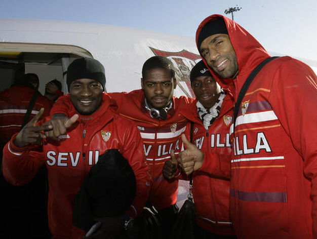 Zokora, Romaric, Dabo y Kanoute, en Par&iacute;s con el avi&oacute;n al fondo.

Foto: Philippe Gerard (FP Sport)
