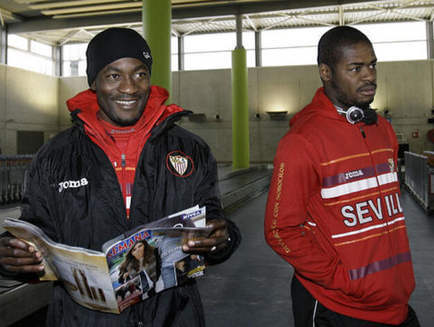 Zokora (leyendo una revista del coraz&oacute;n) y Romaric.

Foto: Philippe Gerard (FP Sport)