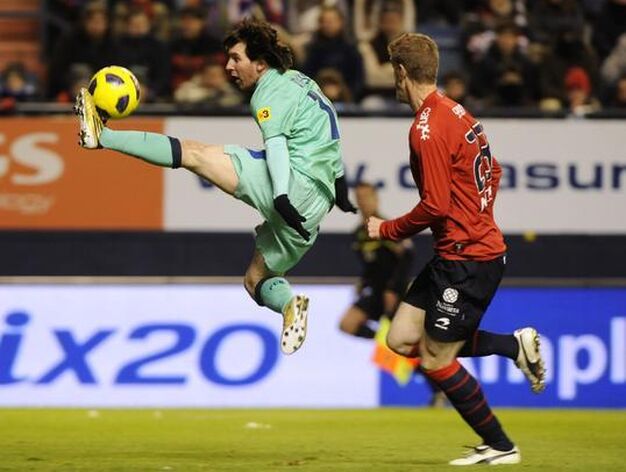 Messi controla un bal&oacute;n en el aire. / Reuters