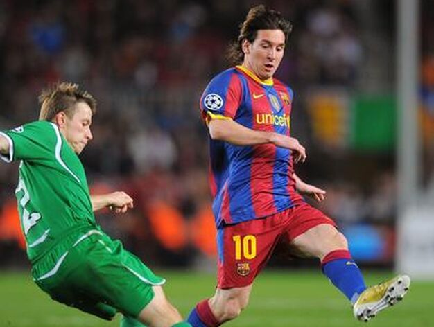 Messi intenta taponar un bal&oacute;n. / AFP