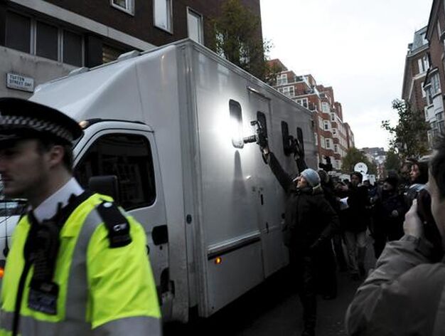 La polic&iacute;a del Reino Unido detiene al fundador de Wikileaks, Julian Assange. / EFE