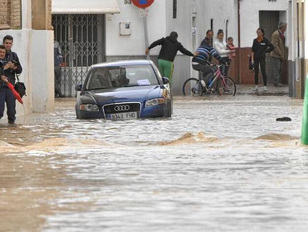 Un coche se queda atrapado en uan calle inundada por las fuertes lluvias. 

Foto: Manuel G&oacute;mez