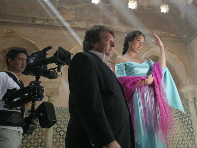 Con su hija Estrella durante el rodaje de 'Morente sue&ntilde;a la Alhambra', en 2004. / Sole Miranda