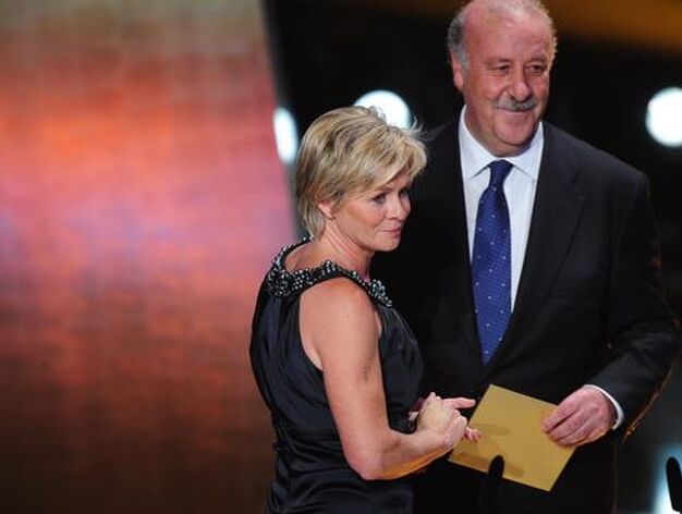 La alemana Silvia Neid recibe el premio a la mejor entrenadora del a&ntilde;o de manos de Vicente del Bosque.

Foto: AFP Photo