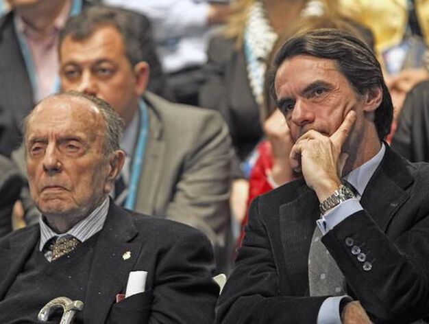 El ex presidente del Gobierno, Jos&eacute; Mar&iacute;a Aznar,junto al fundador del Partido Popular, Manuel Fraga.

Foto: Antonio Pizarro