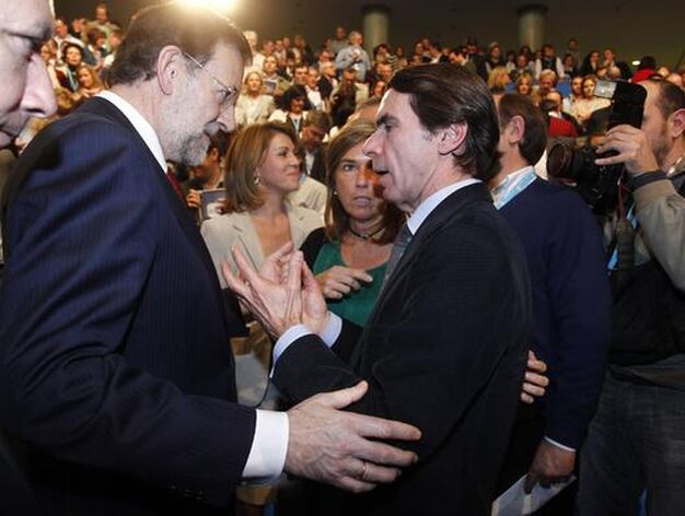 El ex presidente del Gobierno, Jos&eacute; Mar&iacute;a Aznar, conversa junto al n&uacute;mero uno del Partido Popular, Mariano Rajoy.

Foto: Antonio Pizarro