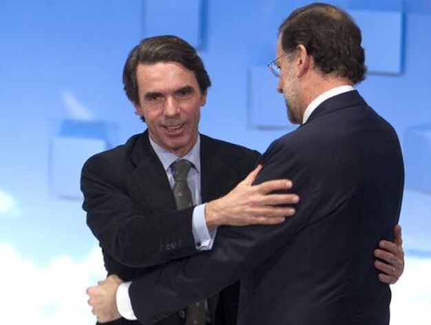 El ex presidente del Gobierno, Jos&eacute; Mar&iacute;a Aznar, y el n&uacute;mero uno del Partido Popular, Mariano Rajoy, se dan un afectuoso abrazo.

Foto: Antonio Pizarro