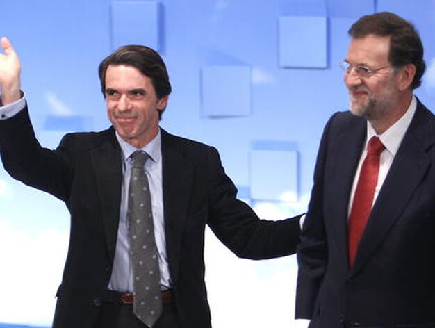 El ex presidente del Gobierno, Jos&eacute; Mar&iacute;a Aznar, saluda a los asistentes junto al n&uacute;mero uno del Partido Popular, Mariano Rajoy.

Foto: Antonio Pizarro