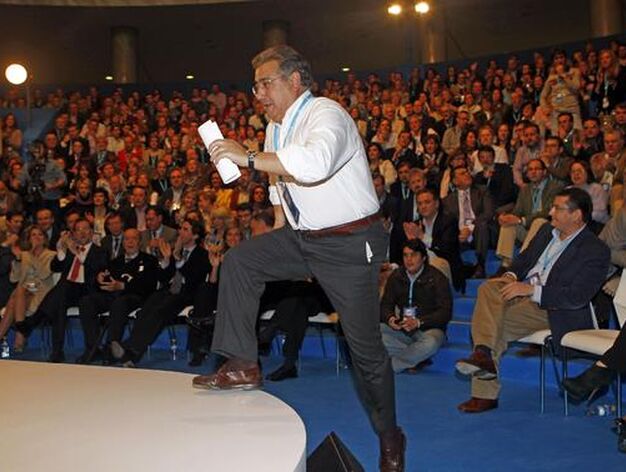 El candidato del PP a la Alcald&iacute;a en Sevilla, Juan Ignacio Zoido, antes de iniciar su discurso.

Foto: Antonio Pizarro