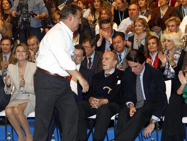 El candidato del PP a la Alcald&iacute;a en Sevilla, Juan Ignacio Zoido, tras concluir su discurso.

Foto: Antonio Pizarro