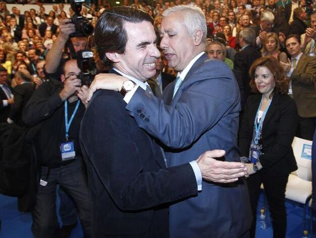 El ex presidente del Gobierno, Jos&eacute; Mar&iacute;a Aznar, saluda al presidente del Partido Popular en Andaluc&iacute;a, Javier Arenas.

Foto: Antonio Pizarro