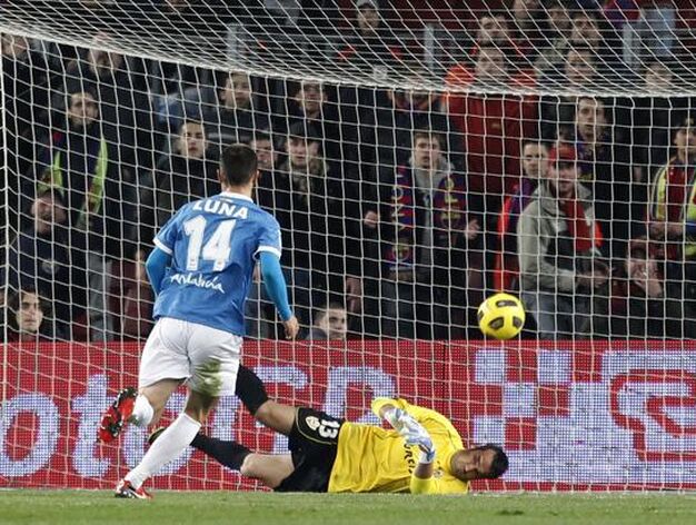 El Almer&iacute;a pierde 5-0 en el Camp Nou ante el Barcelona y queda virtualmente fuera de la final de la Copa del Rey. / Reuters