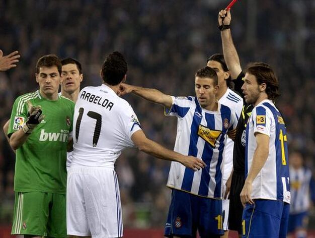 Casillas ve la tarjeta roja por una falta a Callej&oacute;n. / EFE