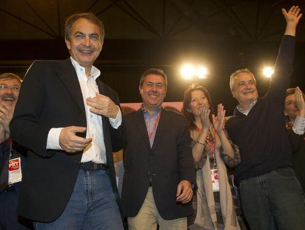 El candidato a la Alcald&iacute;a de Sevilla, Juan Espadas (c), con el presidente del Gobierno. / Antonio Pizarro