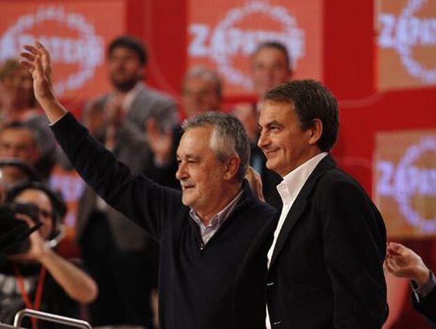 Jos&eacute; Luis Rodr&iacute;guez Zapatero saluda junto a Jos&eacute; Antonio Gri&ntilde;&aacute;n. / Antonio Pizarro
