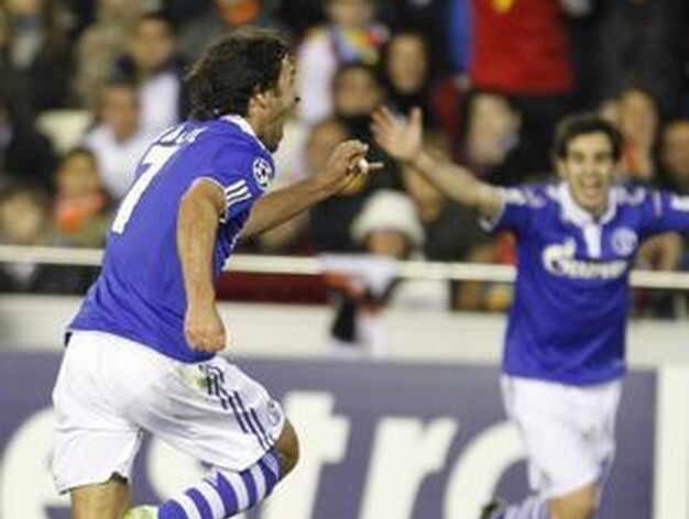 Ra&uacute;l bate a Guaita en el gol del Schalke. / Reuters
