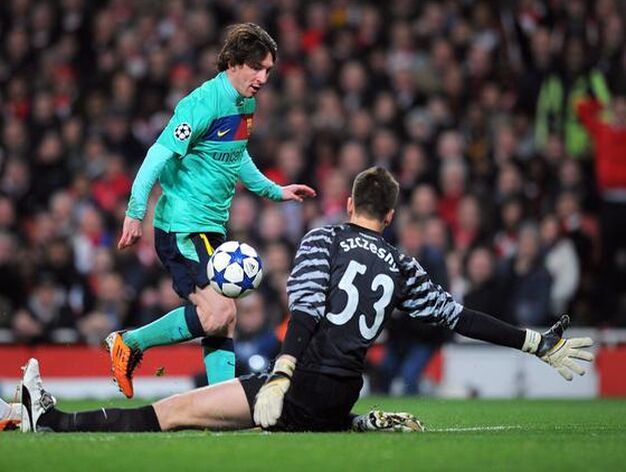 Messi falla ante el portero de los 'gunners'. / AFP