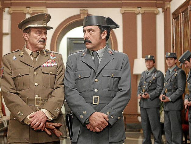 Paco Tous (d) y Juan Diego (i), que interpretan a Tejero y Armada en la pel&iacute;cula '23F'. Un s&iacute;mbolo de la superaci&oacute;n de la coyuntura del golpe de Estado.
