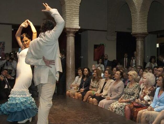 Camilla, entre la bailaora Cristina Hoyos y la Duquesa de Alba, en el Museo del Baile Flamenco.

Foto: Manuel G&oacute;mez