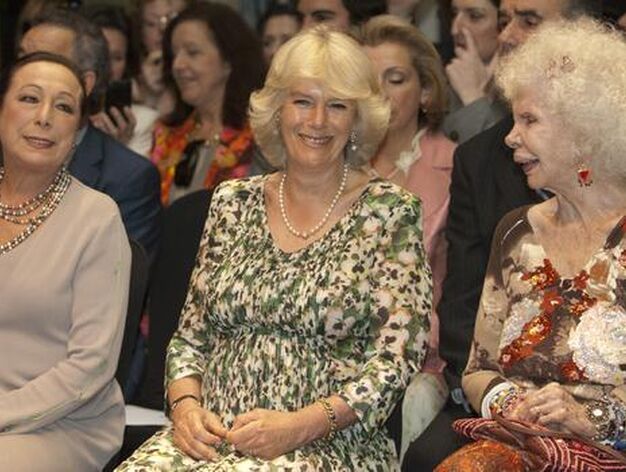 Risas entre Camilla, la Duquesa de Alba y la bailaora Cristina Hoyos.

Foto: Manuel G&oacute;mez
