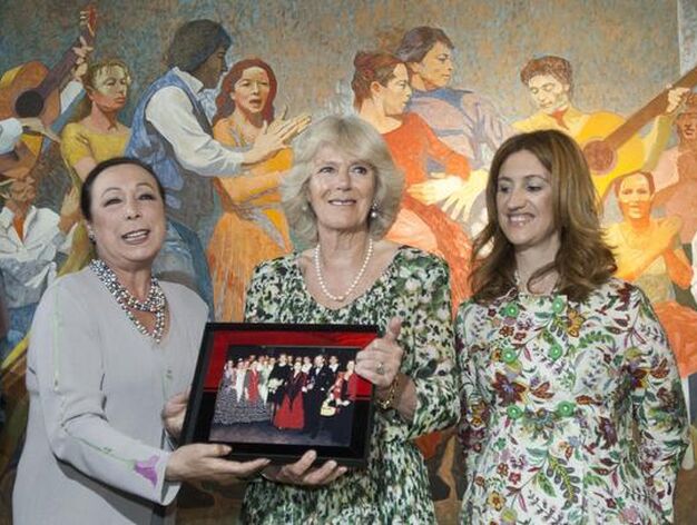 Cristina Hoyos entrega un obsequio recordatorio a Camilla.

Foto: Manuel G&oacute;mez
