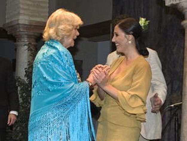 La Duquesa de Cornualles se prueba un mant&oacute;n azul mientras conversa con la bailaroa Susana Casas.

Foto: Juan Ferreras (EFE)