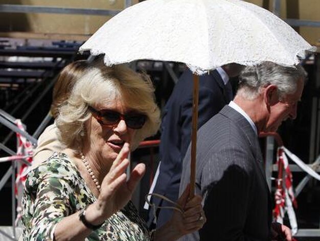 La Duquesa de Cornualles, sombrilla en mano para soportar las altas temperaturas sevillanas, saluda a los curiosos agolpados a su paso.

Foto: Jos&eacute; &Aacute;ngel Garc&iacute;a