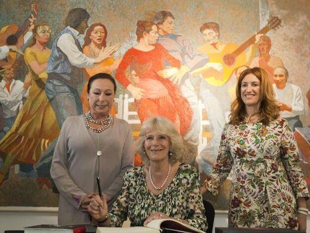 La esposa del heredero brit&aacute;nico plasma su firma en el libro de honor del Museo del Bailar Flamenco.

Foto: Manuel G&oacute;mez