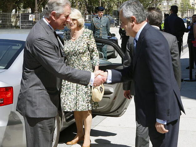 El Presidente de la Junta de Andaluc&iacute;a, Jos&eacute; Antonio Gri&ntilde;&aacute;n, saluda al Pr&iacute;ncipe de Inglaterra.

Foto: Eduardo Abad (EFE)