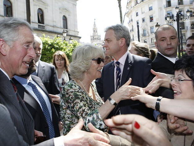 El Pr&iacute;ncipe Carlos de Inglaterra y Camilla saludan a las personas que aguardan su llegada al Ayuntamiento de Sevilla.

Foto: Eduardo Abad (EFE)