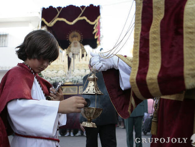 Un menor monaguillo recarga el sahumerio con la Virgen de la Divina Gracia.

Foto: Juan Carlos Mu&ntilde;oz