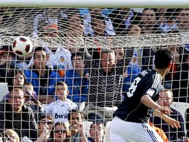 El Real Madrid golea al Valencia a domicilio (3-6). / EFE