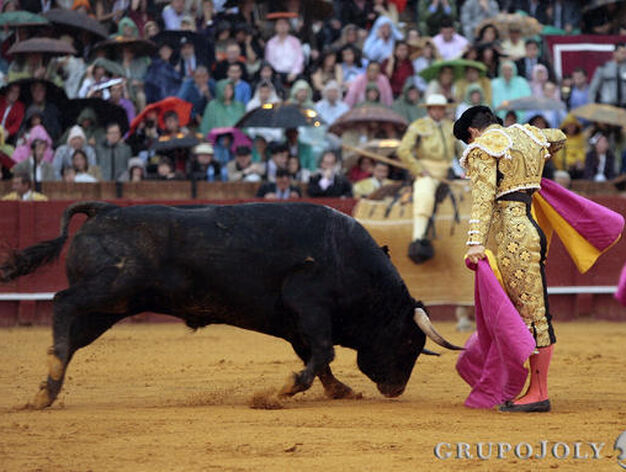 El Juli, en plena faena con el segundo toro de la ganader&iacute;a de Daniel Ruiz.

Foto: Juan Carlos Mu&ntilde;oz