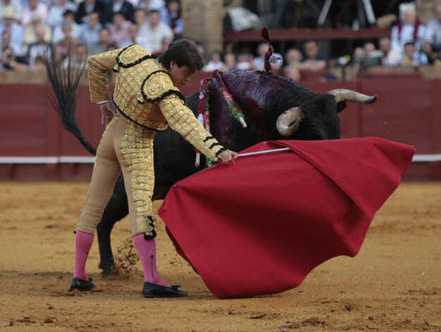 Antonio Barrera frente al manso y peligroso primer toro.

Foto: Juan Carlos Mu&ntilde;oz