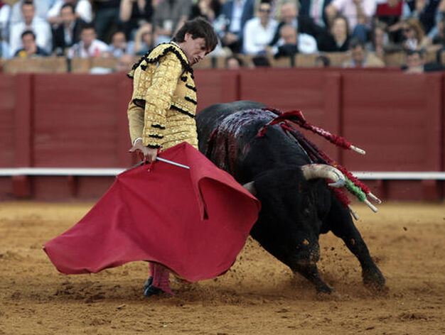 Antonio Barrera en un cambio de mano a su segundo toro.

Foto: Juan Carlos Mu&ntilde;oz