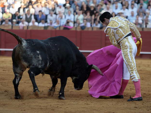 Salvador Cort&eacute;s al comienzo con su segundo toro.

Foto: Juan Carlos Mu&ntilde;oz