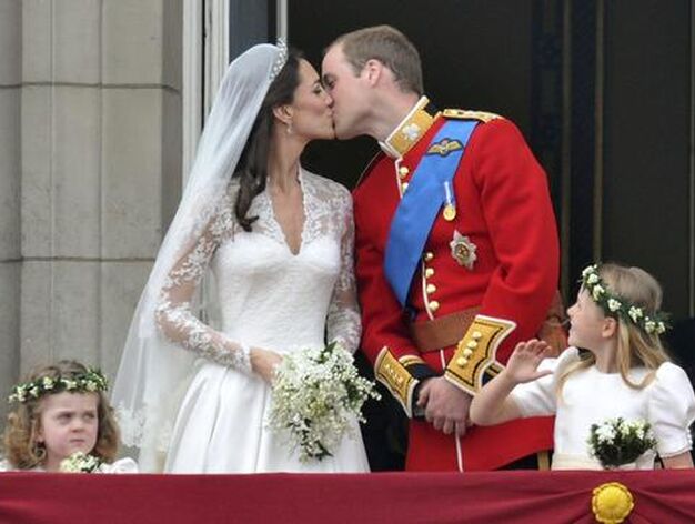 Kate Middelton y Guillermo se dan el esperado beso tras el enlace.

Foto: EFE